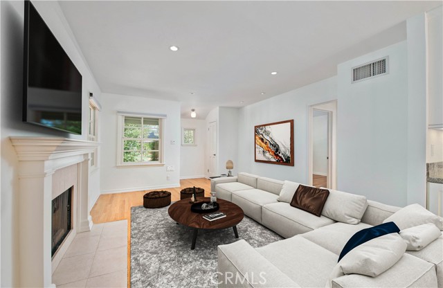 Detail Gallery Image 4 of 44 For 13964 Peach Grove St, Sherman Oaks,  CA 91423 - 3 Beds | 3 Baths