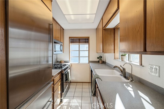 Detail Gallery Image 6 of 18 For 26133 Frampton Ave #E,  Harbor City,  CA 90710 - 2 Beds | 2 Baths