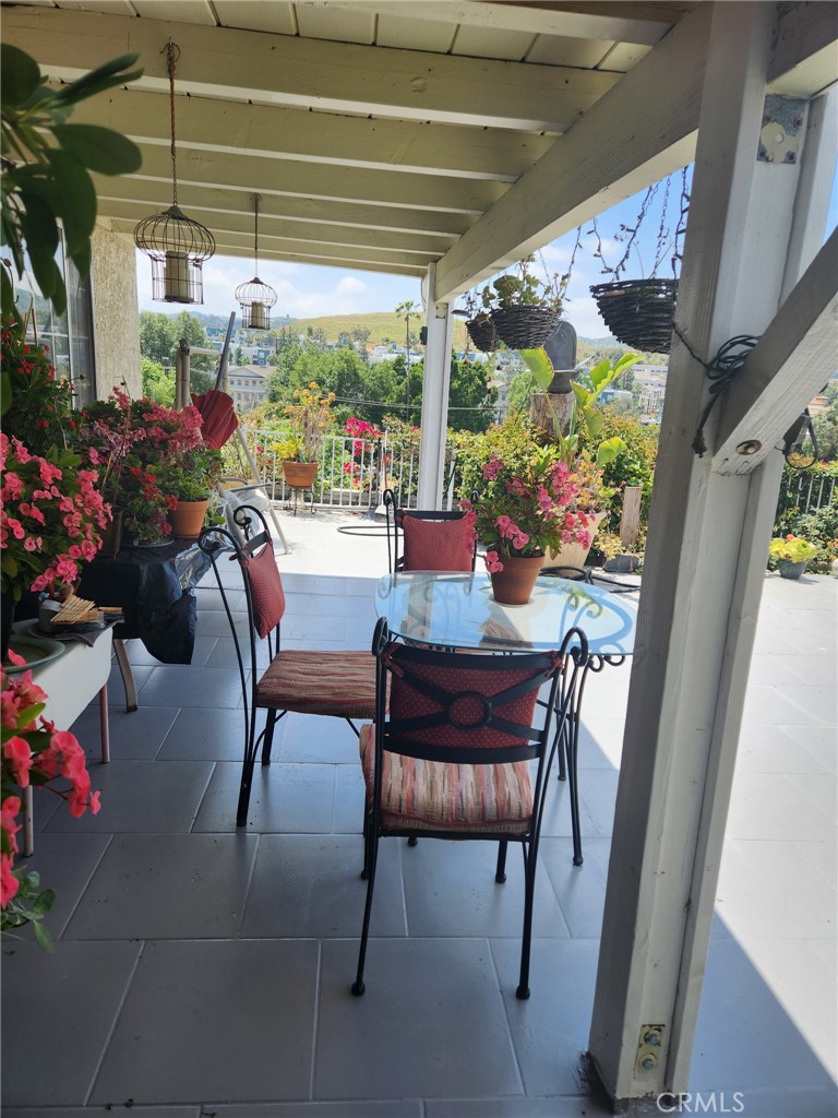https://media.crmls.org/medias/d29b8727-9917-4549-a080-427f89d4ddcd.jpg?preset=X-Large