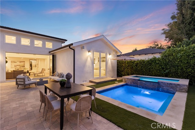 Detail Gallery Image 9 of 32 For 12947 La Maida St, Sherman Oaks,  CA 91423 - 4 Beds | 3 Baths