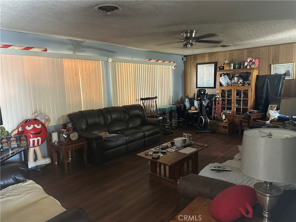 https://media.crmls.org/medias/d29df5c8-21cb-44ec-8e03-f409f173abac.jpg?preset=X-Large