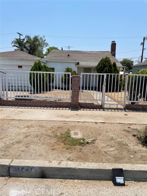 Detail Gallery Image 2 of 31 For 11250 Victory Bld, North Hollywood,  CA 91606 - 3 Beds | 1/1 Baths