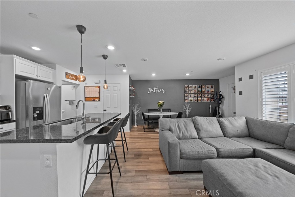 https://media.crmls.org/medias/d2a1ec34-0478-41f2-8034-f466edd30dcc.jpg?preset=X-Large