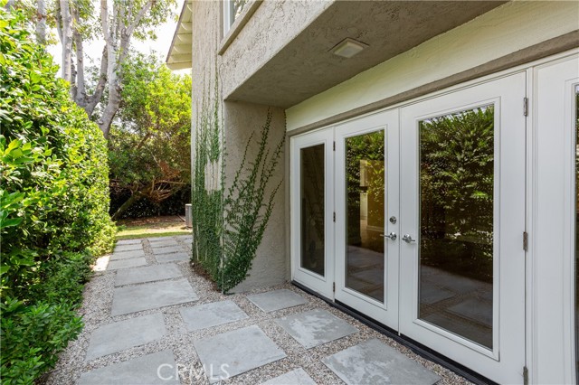 520 Laver Way, Newport Beach CA: https://media.crmls.org/medias/d2a52126-ee36-4991-9e51-a37ee65a3a47.jpg