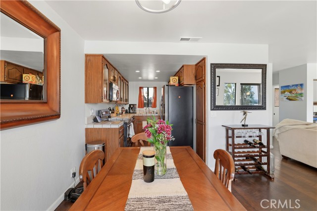 Detail Gallery Image 5 of 29 For 2123 Temple, Signal Hill,  CA 90755 - 2 Beds | 2/1 Baths