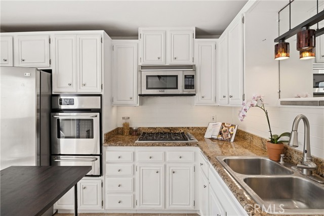 Detail Gallery Image 8 of 14 For 1140 Manhattan Beach #D,  Manhattan Beach,  CA 90266 - 2 Beds | 2/1 Baths