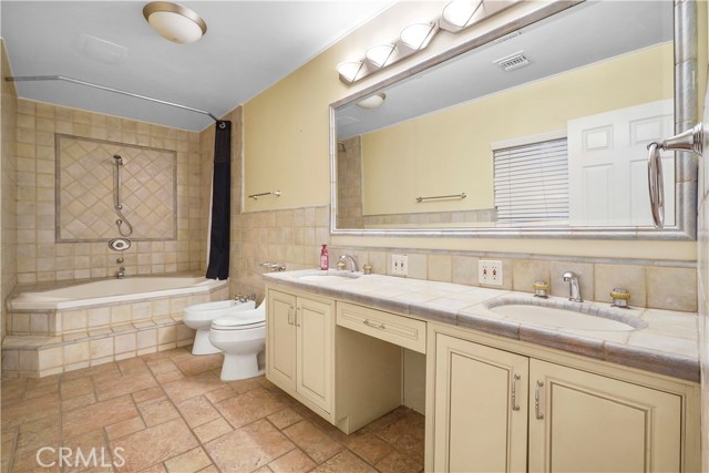 Detail Gallery Image 16 of 59 For 1025 E San Jose Ave, Burbank,  CA 91501 - 6 Beds | 6 Baths