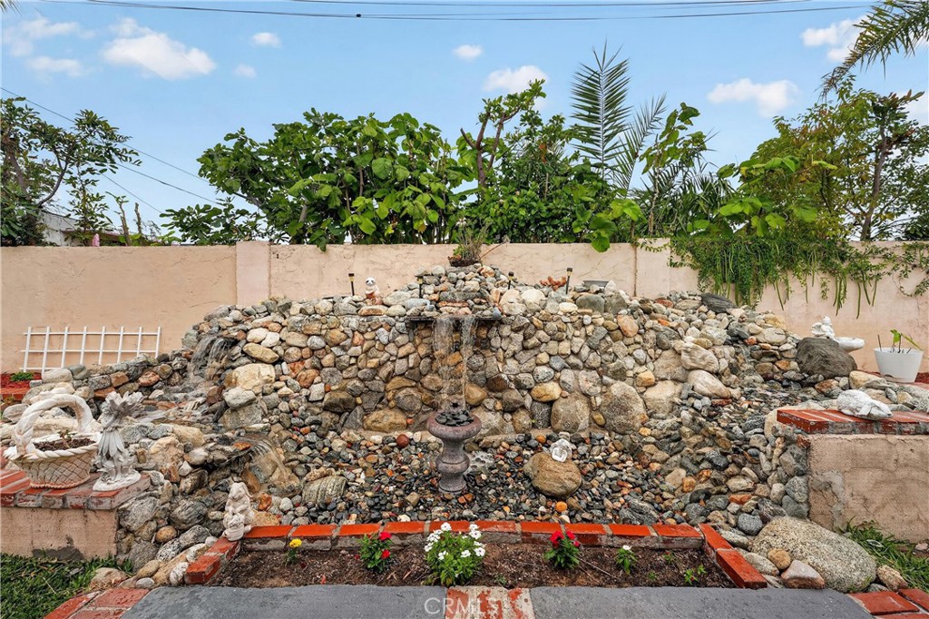 https://media.crmls.org/medias/d2ab560d-cea1-4da5-a21d-791145a09da9.jpg?preset=X-Large