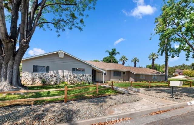 Detail Gallery Image 3 of 41 For 2111 Elsinore Rd, Riverside,  CA 92506 - 3 Beds | 2/1 Baths