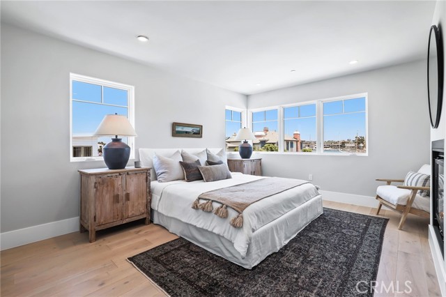 825 W Bay Avenue, Newport Beach CA: https://media.crmls.org/medias/d2ac68dd-a004-4317-82b3-632f0a936e4f.jpg