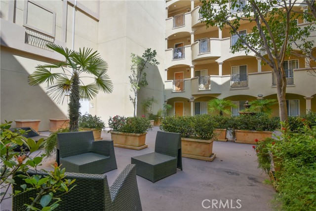 Detail Gallery Image 5 of 28 For 11911 Mayfield Ave #102,  Los Angeles,  CA 90049 - 3 Beds | 2/1 Baths