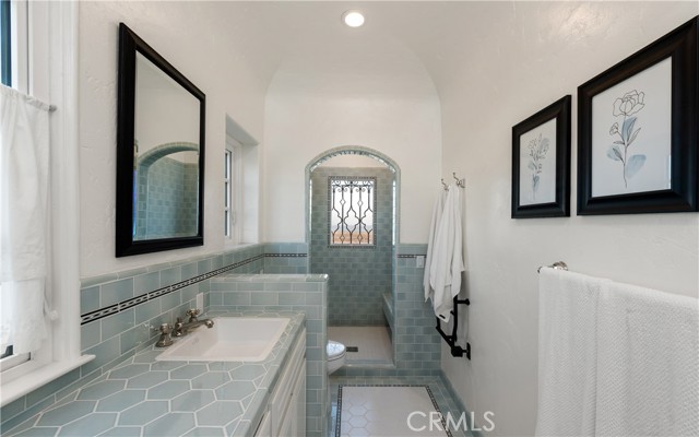 1305 E Balboa Boulevard, Newport Beach CA: https://media.crmls.org/medias/d2b0ba4a-8f8a-48fe-8702-e9be3807fb47.jpg