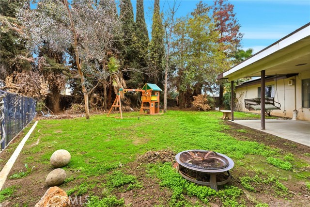 Detail Gallery Image 30 of 42 For 2404 Prestwick Ct, Bakersfield,  CA 93309 - 3 Beds | 2 Baths