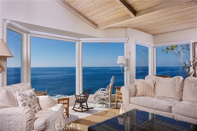 2691 Victoria, Laguna Beach CA: https://media.crmls.org/medias/d2b2f592-0fa3-4f68-9af1-aaba538c976b.jpg
