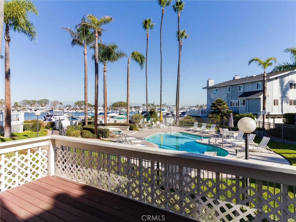 https://media.crmls.org/medias/d2b3320a-13eb-4b09-89b0-3a71415d03fd.jpg?preset=X-Large