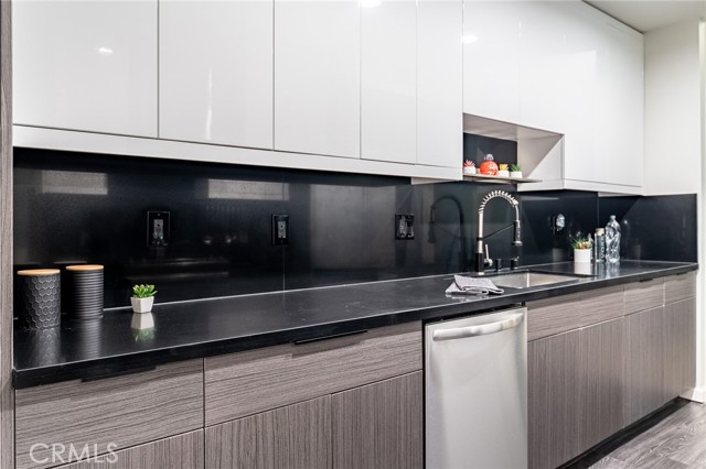 927 N Kings Road, West Hollywood CA: https://media.crmls.org/medias/d2b40e05-f822-4fda-b317-d2d040526ebc.jpg