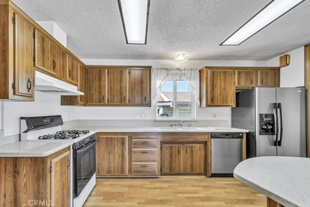 https://media.crmls.org/medias/d2b5f410-7464-468c-a682-a698cd3b6217.jpg?preset=X-Large
