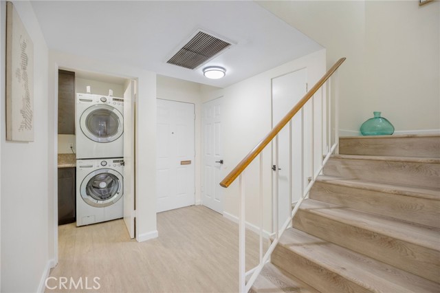 Detail Gallery Image 11 of 28 For 18110 Killion St #2,  Tarzana,  CA 91356 - 3 Beds | 2/1 Baths