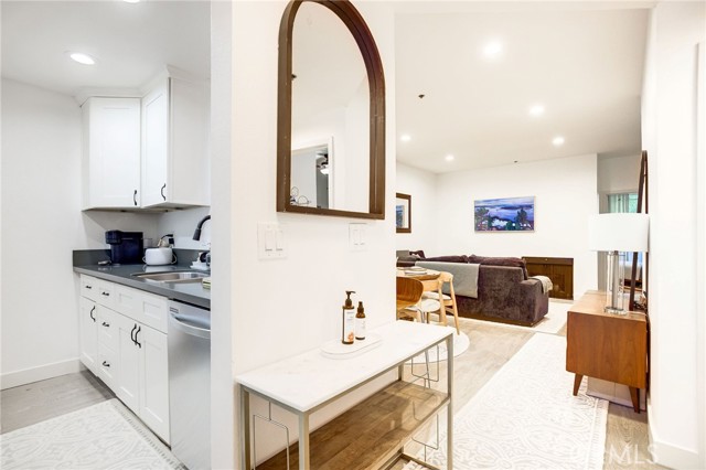 Detail Gallery Image 2 of 28 For 525 S Berendo St #212,  Los Angeles,  CA 90020 - 2 Beds | 2 Baths