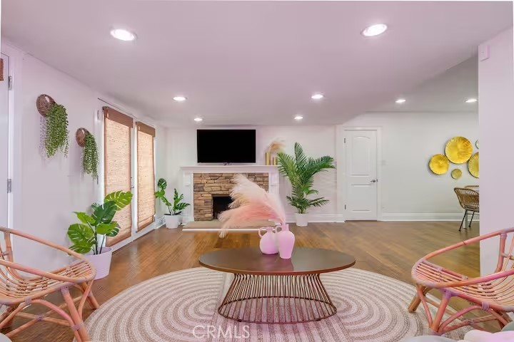 https://media.crmls.org/medias/d2bf649c-bd44-4dd7-bf5a-95fe2ab1b954.jpg?preset=X-Large