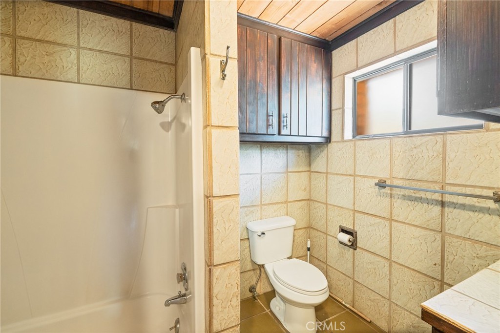 https://media.crmls.org/medias/d2c186cc-fb67-47ae-8402-6fba36cf6640.jpg?preset=X-Large
