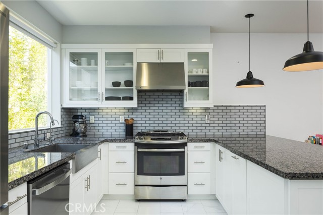 Detail Gallery Image 4 of 30 For 1532 Maxwell Way, Costa Mesa,  CA 92627 - 2 Beds | 3/1 Baths