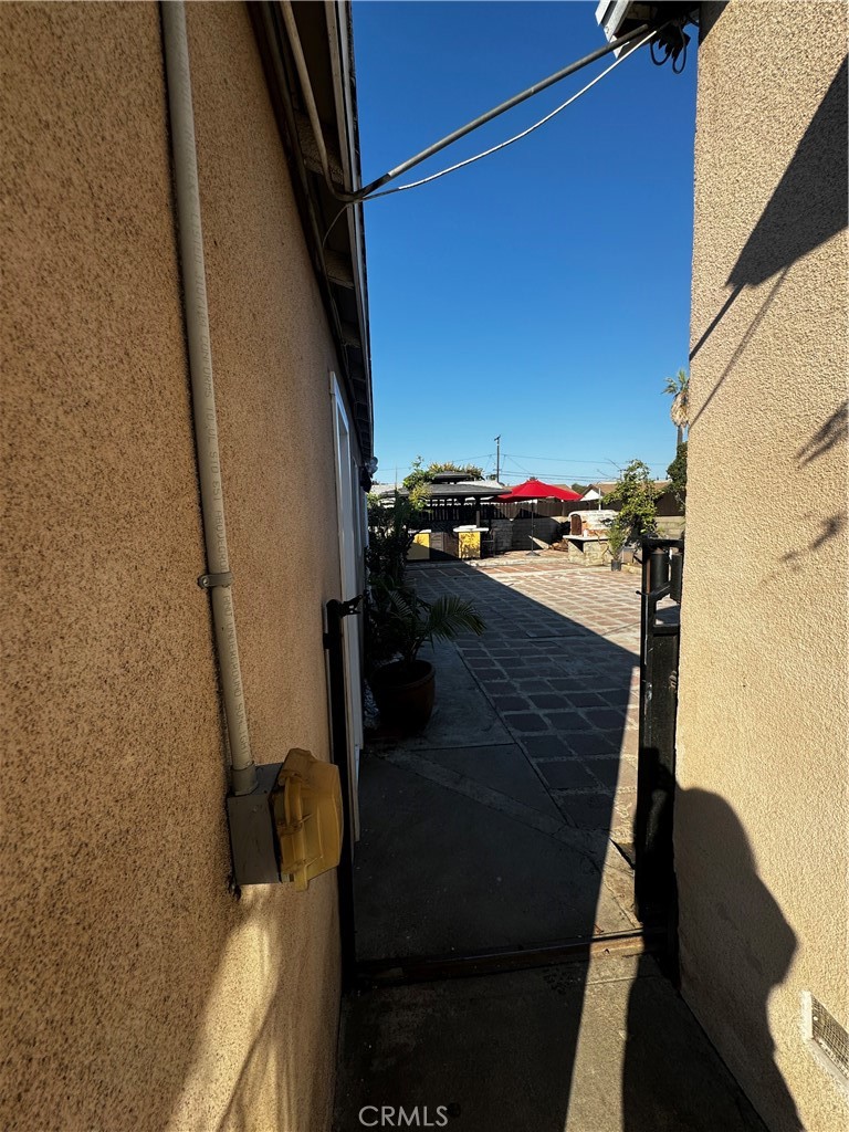 https://media.crmls.org/medias/d2c39df4-2a81-4392-ac49-9a5084e2bd62.jpg?preset=X-Large