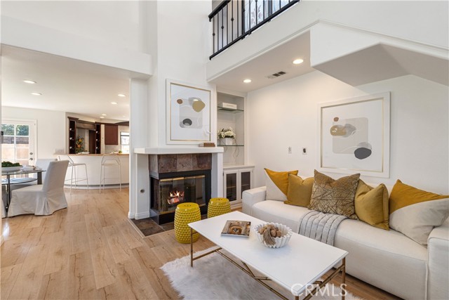 Detail Gallery Image 3 of 23 For 4286 W 182nd St a,  Torrance,  CA 90504 - 2 Beds | 2 Baths