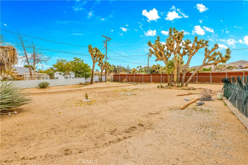 https://media.crmls.org/medias/d2c7b8f7-dde7-4e94-88f4-ab31e2b539a6.jpg?preset=X-Large