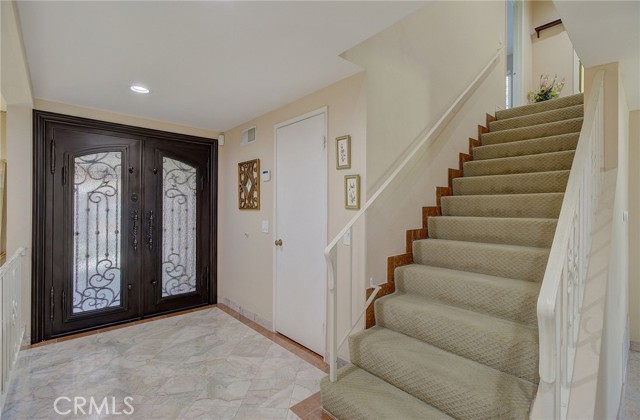 Detail Gallery Image 6 of 45 For 13320 Golden Valley Ln, Granada Hills,  CA 91344 - 5 Beds | 2/1 Baths