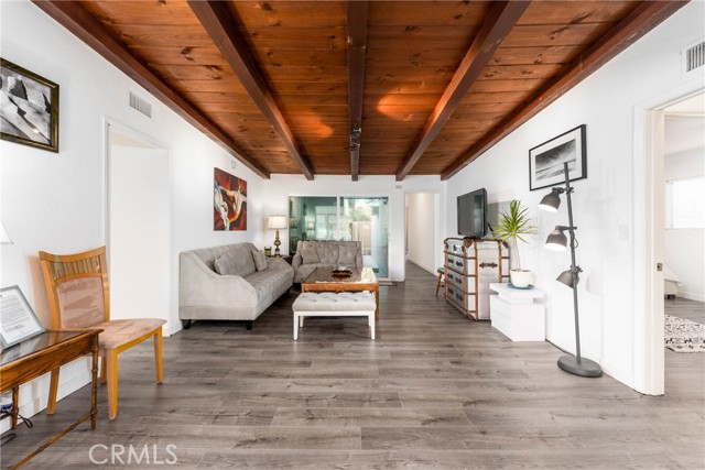 Detail Gallery Image 7 of 60 For 14027 Wyandotte St, Van Nuys,  CA 91405 - 4 Beds | 4 Baths