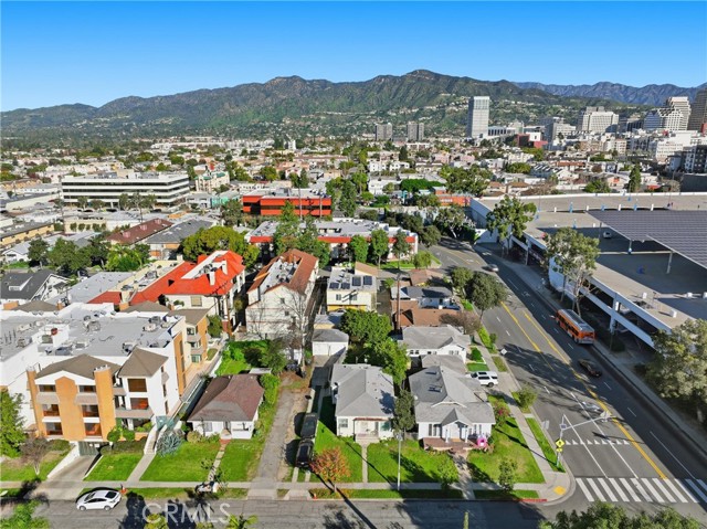 Detail Gallery Image 6 of 7 For 401 Hawthorne St, Glendale,  CA 91204 - 4 Beds | 2 Baths