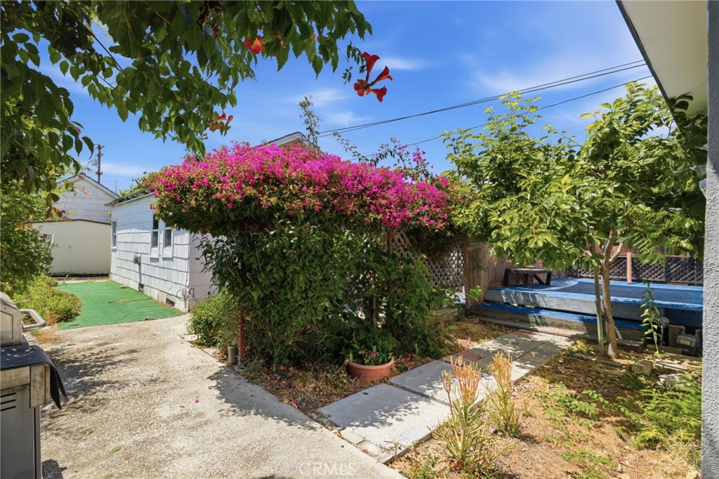 https://media.crmls.org/medias/d2d200b6-0f9d-4368-8b7c-70bfcd4f7467.jpg?preset=X-Large