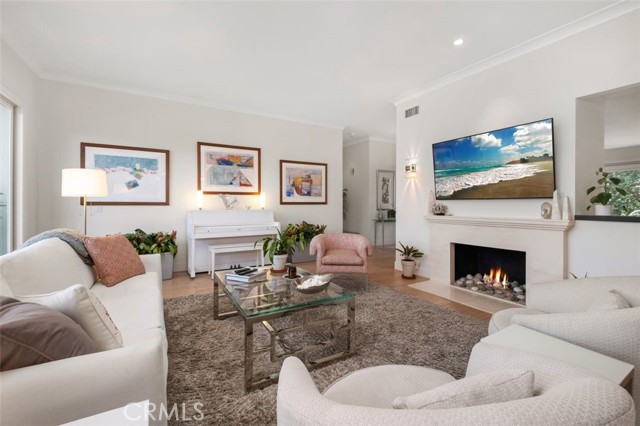 Detail Gallery Image 13 of 28 For 10 Rue Grand Vallee, Newport Beach,  CA 92660 - 2 Beds | 2 Baths