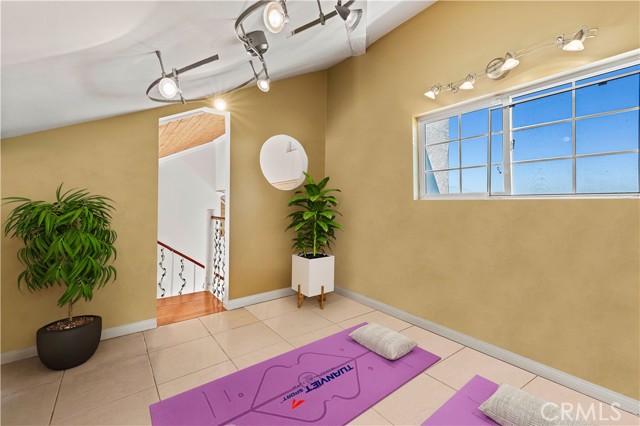 3916 Carnavon Way, Los Angeles CA: https://media.crmls.org/medias/d2d45ecb-3aef-401b-be9d-a58b23f7c37b.jpg