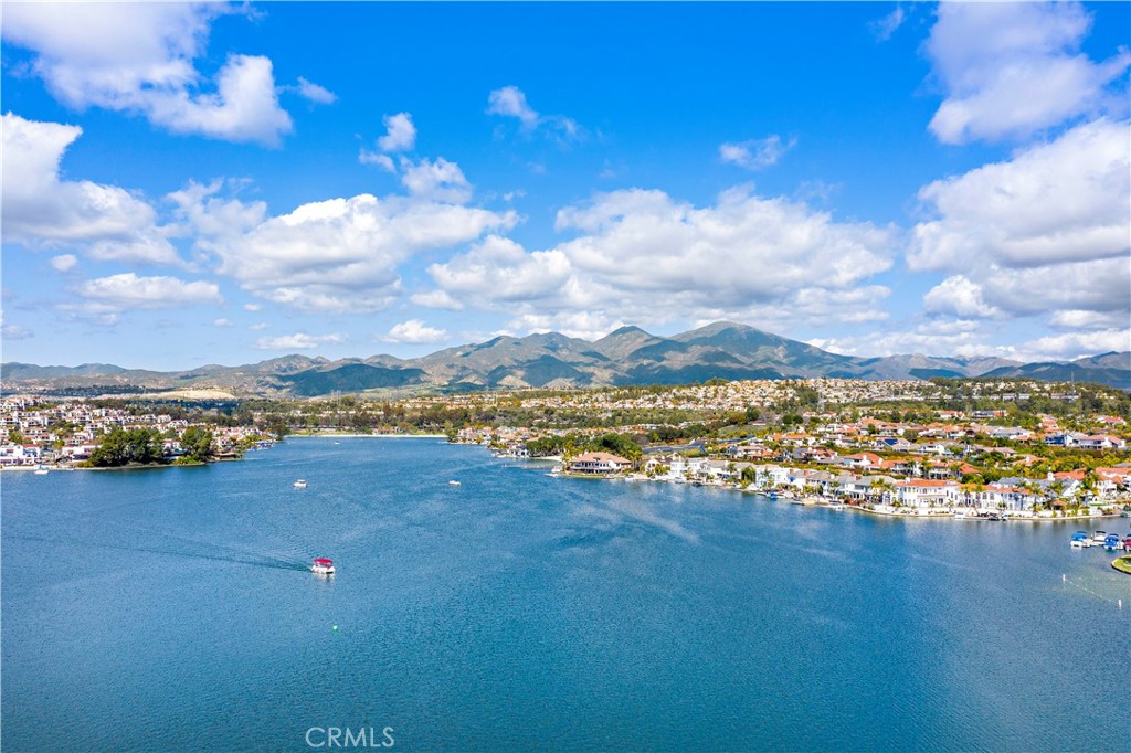 https://media.crmls.org/medias/d2d5fcbf-4cdd-4f40-89de-d6b396a0f653.jpg?preset=X-Large