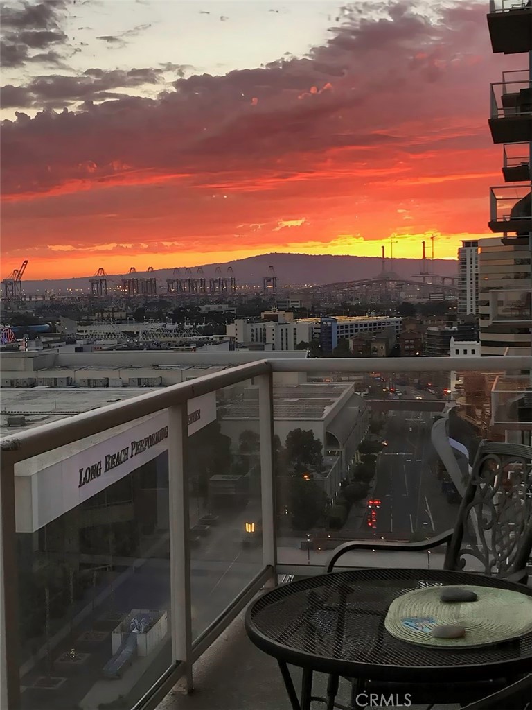 https://media.crmls.org/medias/d2d6ff6f-54c0-4c4c-90f3-5415b3376d92.jpg?preset=X-Large