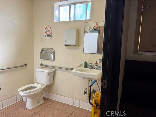 Image 12 of 30 For 18407 Sherman Way