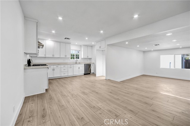 Detail Gallery Image 5 of 14 For 14857 Tuba, –,  CA 91345 - 4 Beds | 2 Baths