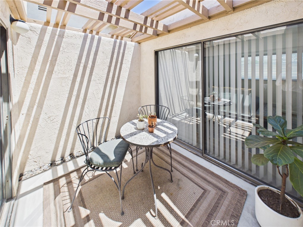 https://media.crmls.org/medias/d2dbbc5c-9403-4e47-b347-af8f72a60ad7.jpg?preset=X-Large