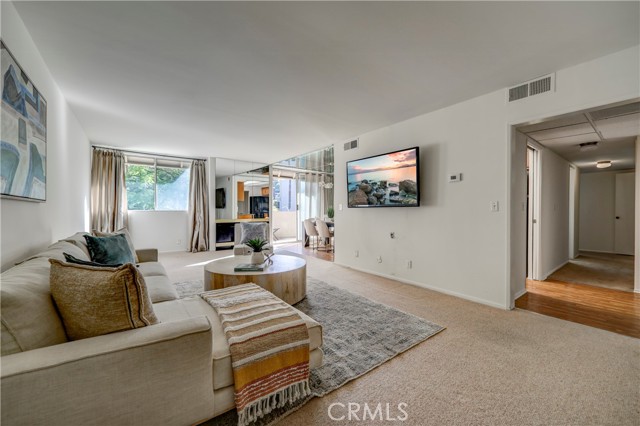 14141 Dickens, Sherman Oaks CA: https://media.crmls.org/medias/d2de3eaf-9f88-4c09-8a86-1142c491c71c.jpg