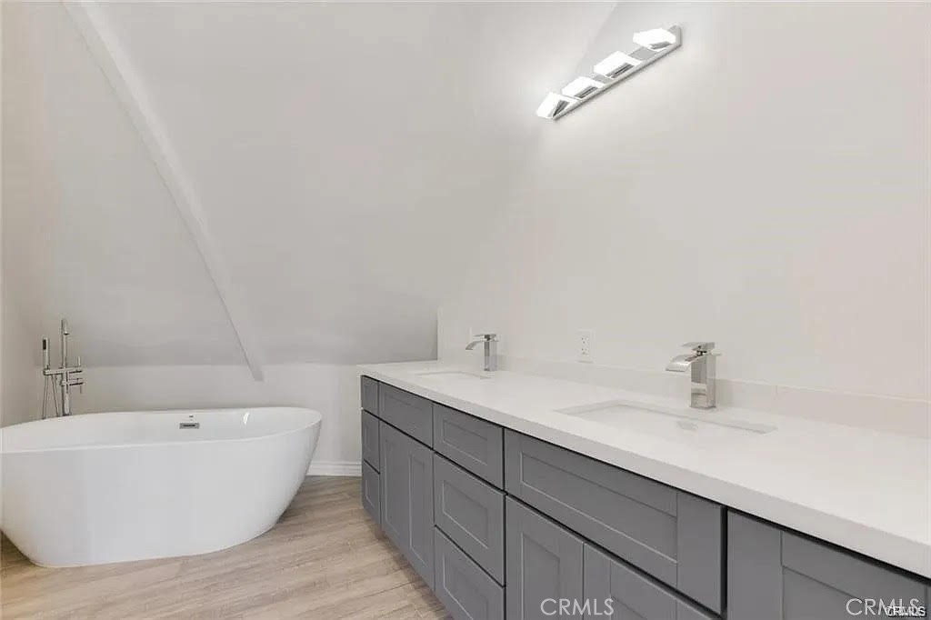 https://media.crmls.org/medias/d2de9db8-9d3d-49ca-9d8d-7e76e0285e57.jpg?preset=X-Large