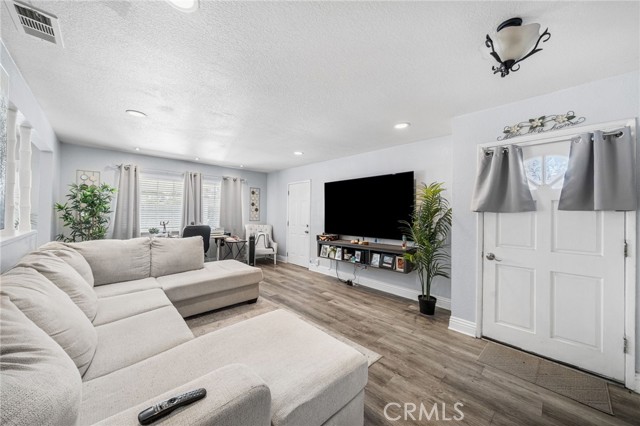 Detail Gallery Image 4 of 30 For 8526 San Vicente, Riverside,  CA 92504 - 3 Beds | 2 Baths