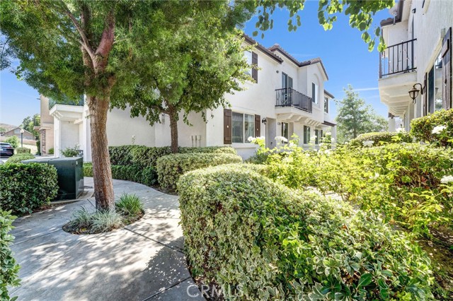 Detail Gallery Image 3 of 28 For 28072 Catherine Dr, Canyon Country,  CA 91351 - 2 Beds | 3 Baths