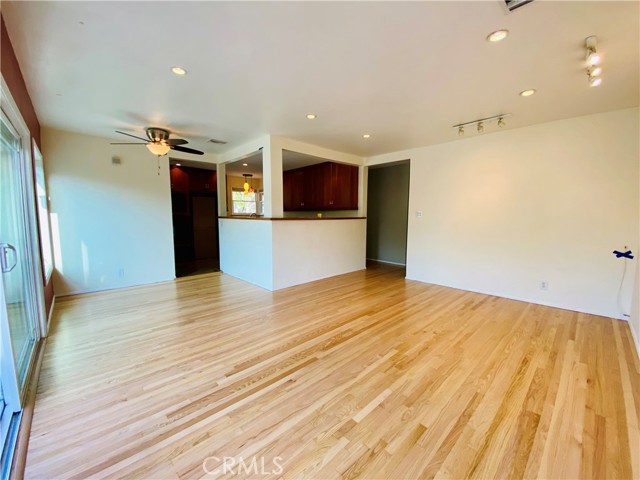 Detail Gallery Image 7 of 34 For 17557 Gilmore St, Lake Balboa,  CA 91406 - 3 Beds | 1 Baths