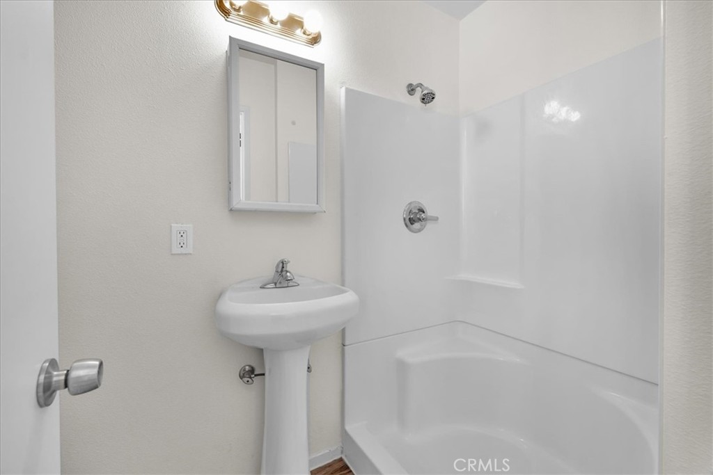 https://media.crmls.org/medias/d2e85247-45ea-45c1-904b-29fd39f997a4.jpg?preset=X-Large