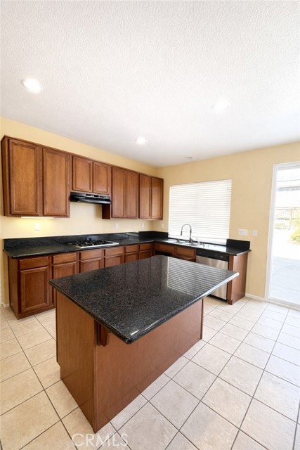 Detail Gallery Image 6 of 19 For 15082 Zircon, Victorville,  CA 92394 - 5 Beds | 3/1 Baths