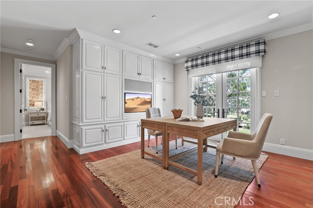 20 Cherry Hills Lane, Newport Beach CA: https://media.crmls.org/medias/d2eb18c4-4e0d-44e4-8ed2-8b4ec7810bbd.jpg