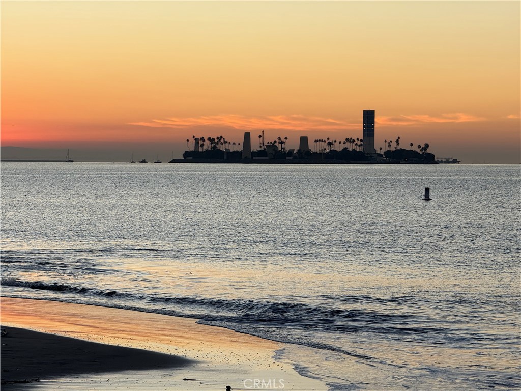 https://media.crmls.org/medias/d2ebaeb2-50cc-484a-a8b4-6e8b32d4dde2.jpg?preset=X-Large