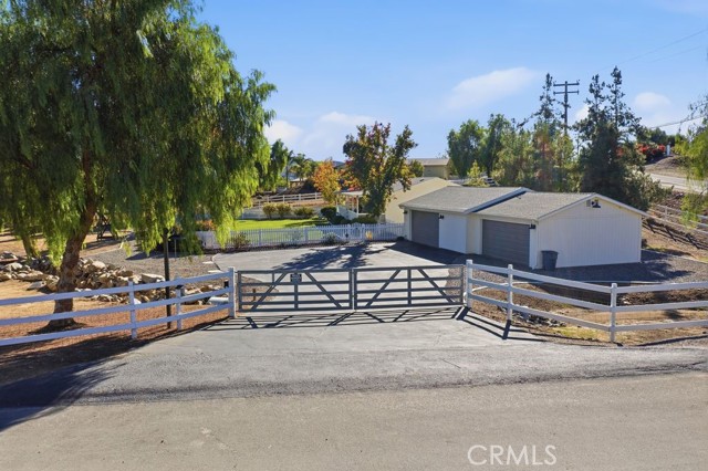 Detail Gallery Image 4 of 39 For 24765 Las Flores Dr, Canyon Lake,  CA 92587 - 4 Beds | 2 Baths